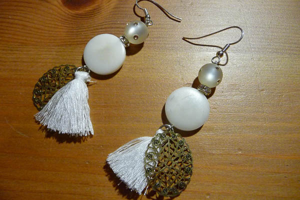 Boucles d_oreilles pendantes blanches