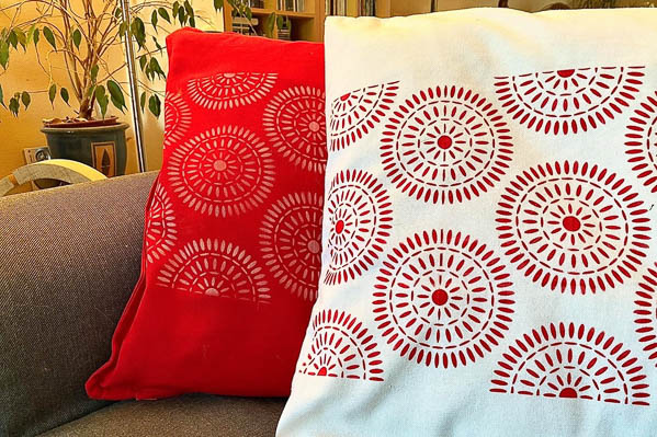 Coussins rouge et blanc motifs ethniques