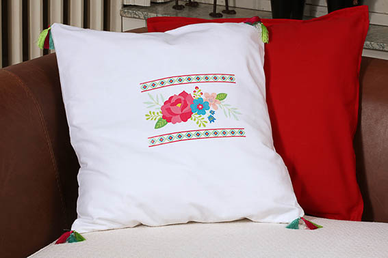 Housse de coussin motifs mexicains au pochoir