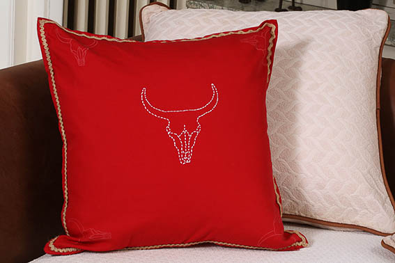 Housse de coussin rouge tête de buffle brodée