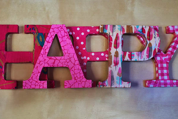 Lettres en bois Happy customisées Décopatch