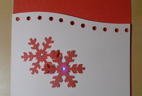 carte de Noël rouge et blanche à perforations
